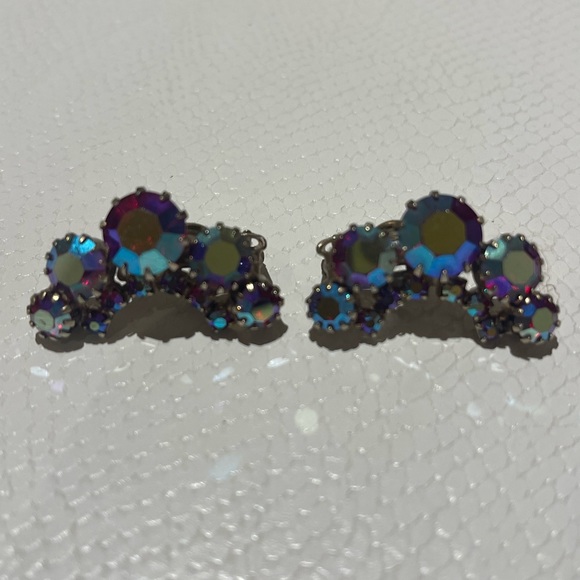 Mid Century Clip-on Earrings - Picture 4 of 9